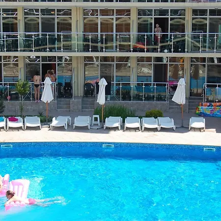 Julia Family Apartmanhotel 3*