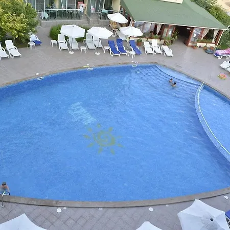 Julia Family Aparthotel 3*